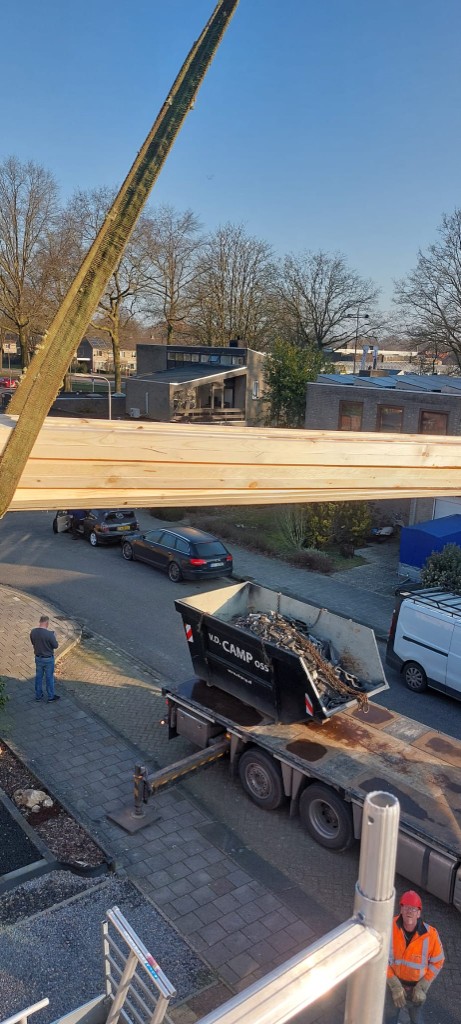 Houten balken hijsen